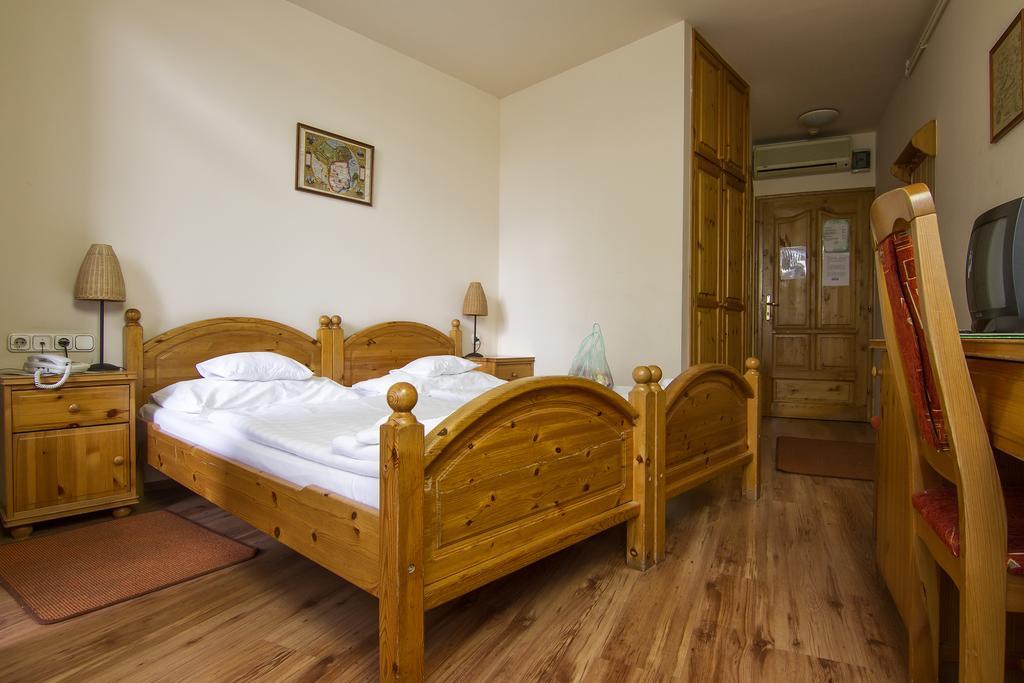 Arany Szarvas Fogado Es Captain Drakes Pub Bed & Breakfast Gyor Room photo