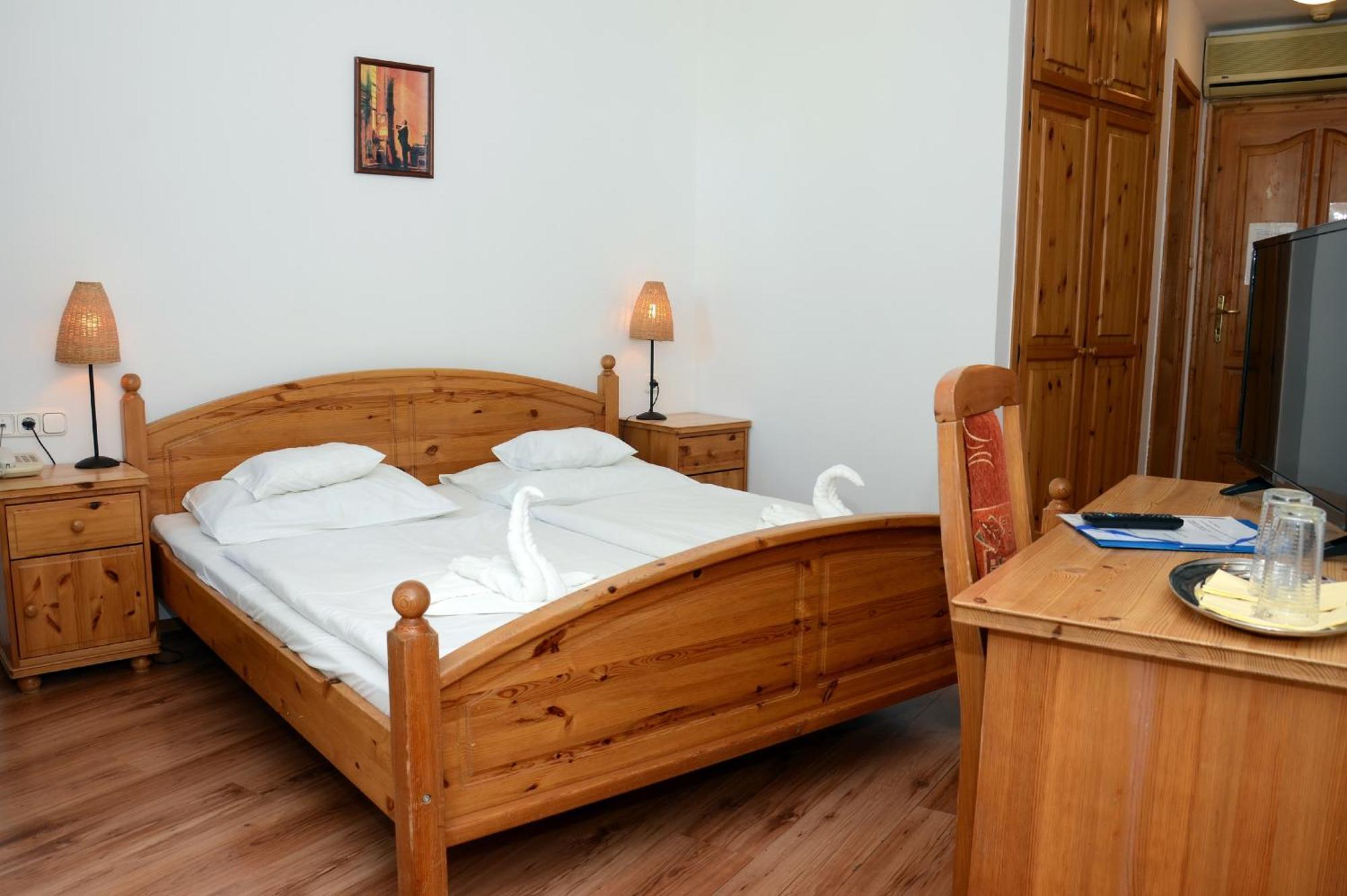 Arany Szarvas Fogado Es Captain Drakes Pub Bed & Breakfast Gyor Exterior photo