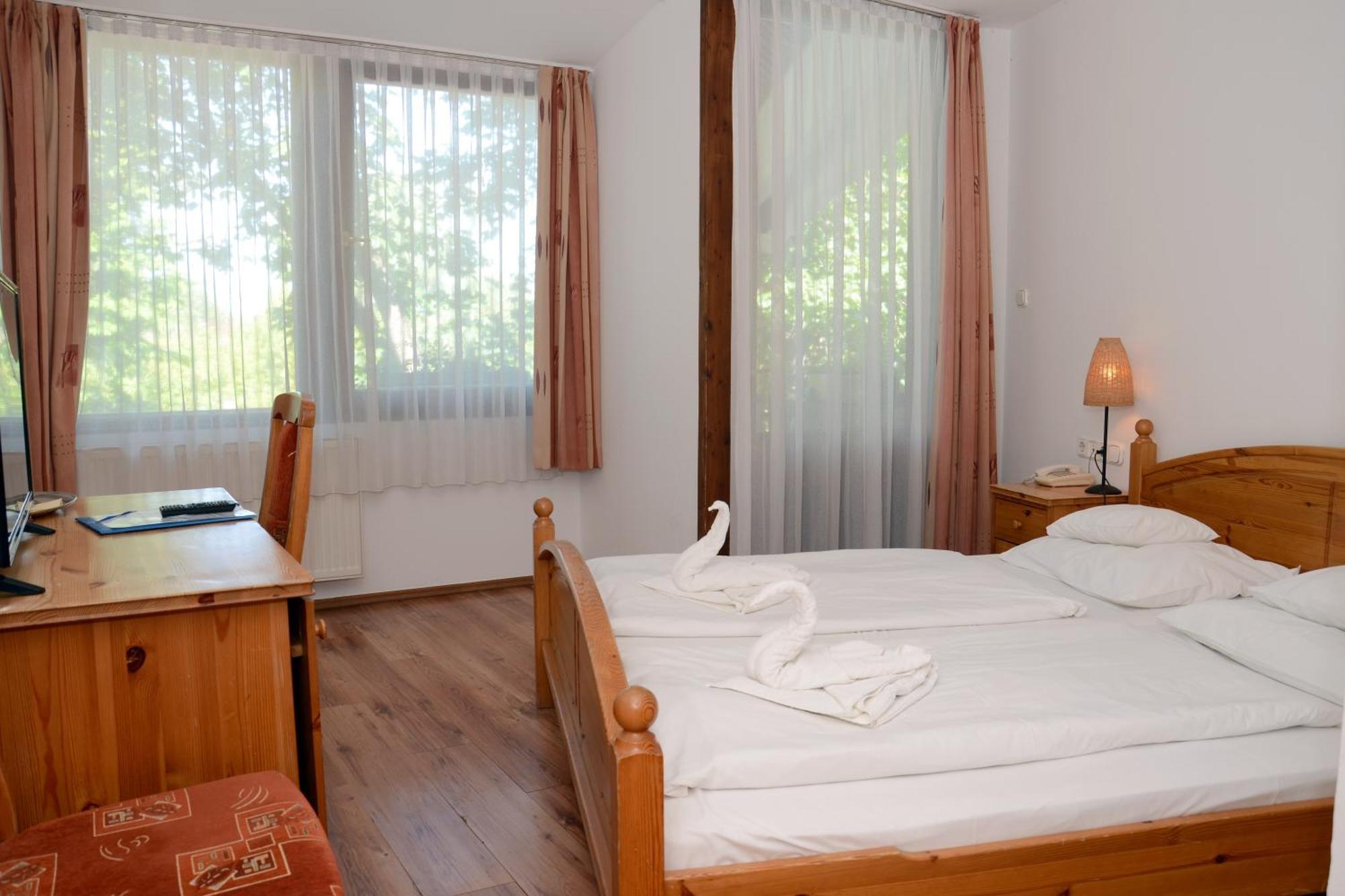 Arany Szarvas Fogado Es Captain Drakes Pub Bed & Breakfast Gyor Exterior photo